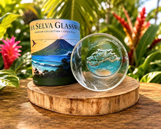 Vaso Pura Selva Glassware mostrando el relieve 3D del mapa de Costa Rica en la base