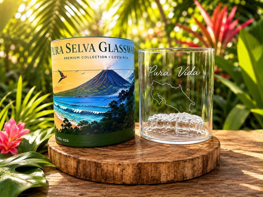 Empaque y vaso Pura Selva Glassware con grabado Pura Vida y mapa de Costa Rica