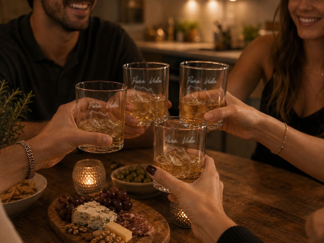 Brindis con vasos Pura Selva Glassware entre amigos