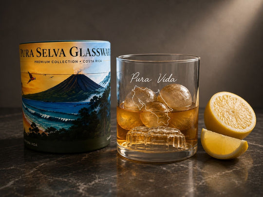 Vaso Pura Selva Glassware con whisky, hielo y limón sobre mármol